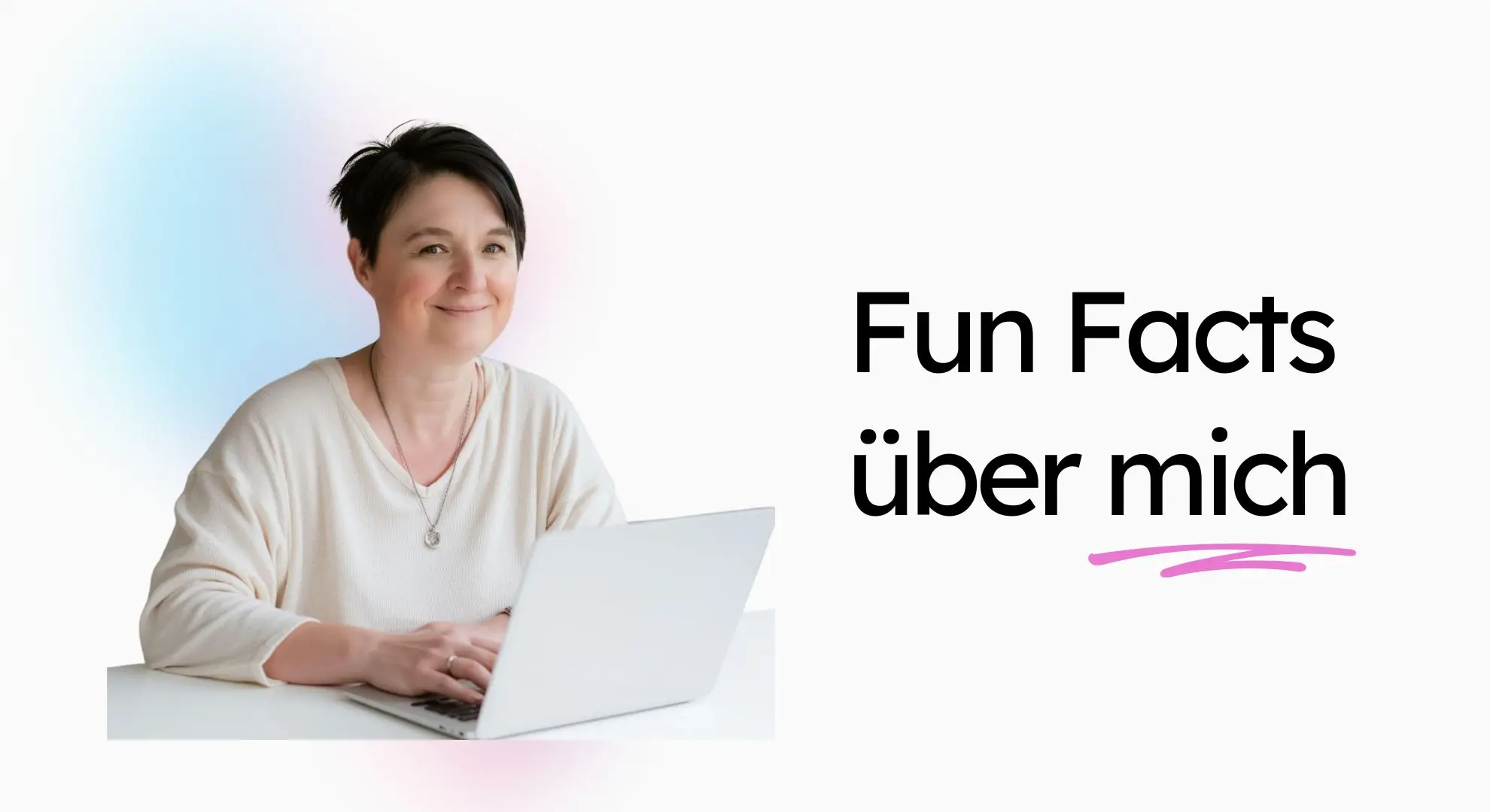 Person mit kurzen dunklen Haaren lächelt auf einem Laptop, während neben ihr der Text „Fun Facts über mich“ erscheint. Sie erkundet dabei die Webflow-Vorteile als spannende WordPress-Alternative.